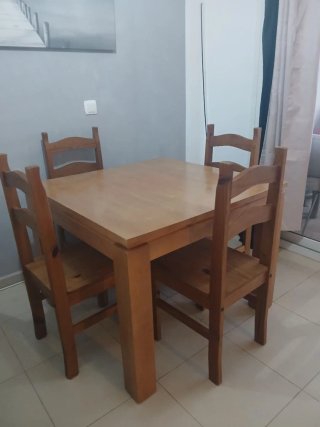 Mesa de comedor de madera con 4 sillas