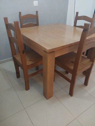 Mesa de comedor de madera con 4 sillas
