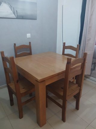 Mesa de comedor de madera con 4 sillas