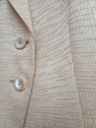 Traje chaqueta y falda oro claro