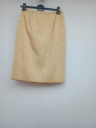 Traje chaqueta y falda oro claro