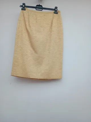 Traje chaqueta y falda oro claro