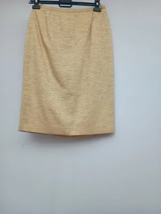 Traje chaqueta y falda oro claro