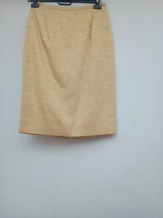 Traje chaqueta y falda oro claro