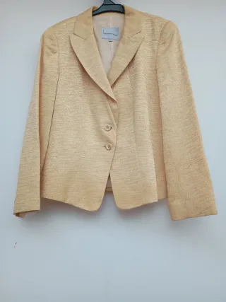 Traje chaqueta y falda oro claro
