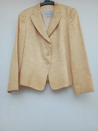 Traje chaqueta y falda oro claro