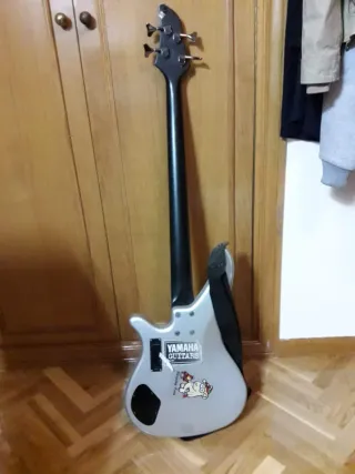 Bajo Eléctrico Yamaha Plateado