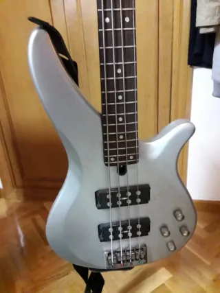 Bajo Eléctrico Yamaha Plateado