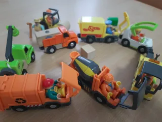 Lote 7 camiones y figuras construcción