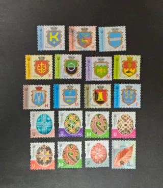 Lote di francobolli Ucraina con scudi e uova di Pasqua