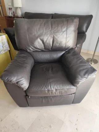 Sofá y sillones de piel marrón