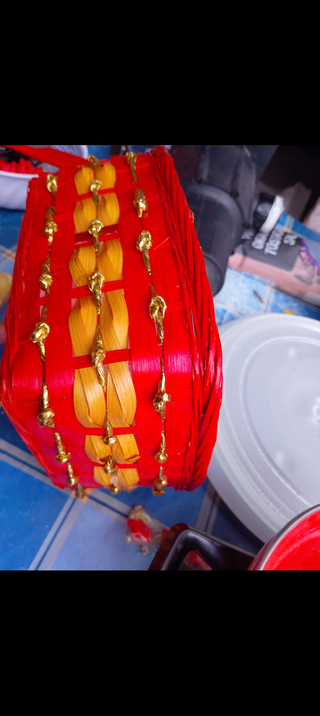 Cesta mimbre roja y amarilla con funda de plástico