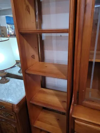 Estantería alta de madera