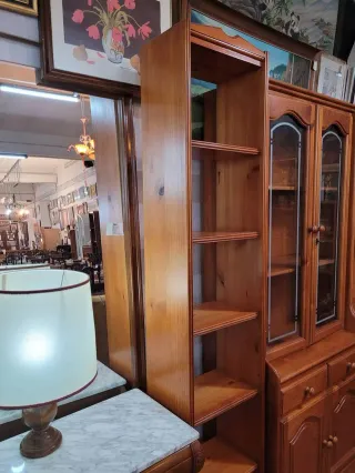 Estantería alta de madera