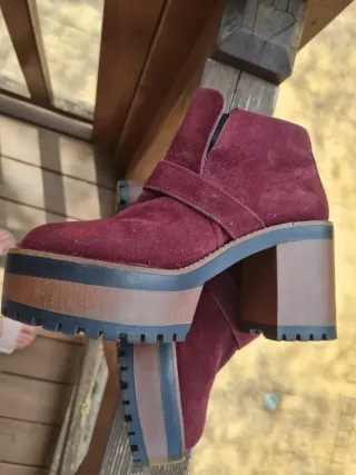 Botines burdeos con hebilla y plataforma