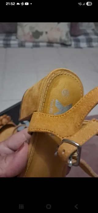 Sandalias Xti Talla 38 Flores Amarillas antelina