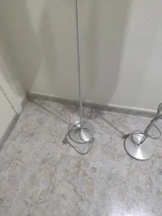Lámpara de pie moderna beige y plateada