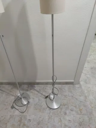 Lámpara de pie moderna beige y plateada