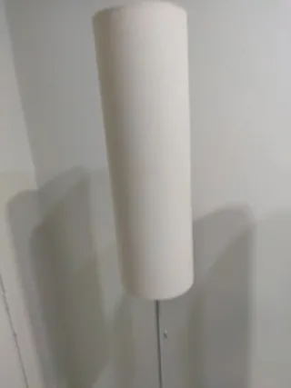 Lámpara de pie moderna beige y plateada