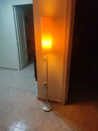 Lámpara de pie moderna beige y plateada