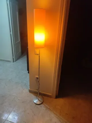 Lámpara de pie moderna beige y plateada