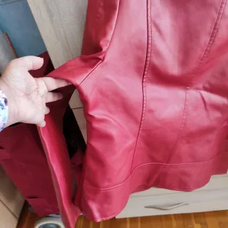 Cazadora roja cruzada con tachuelas