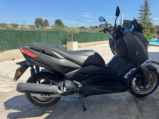 Yamaha XMAX 125 Tech MAX poco uso
