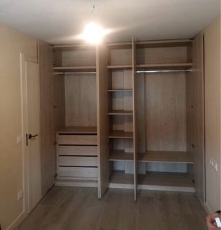 Armario a medida gris y blanco