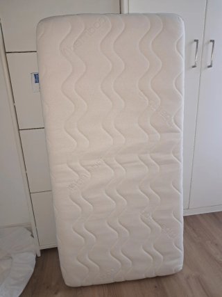 URGE!!!! Cuna de madera blanca + colchón