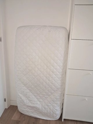 URGE!!!! Cuna de madera blanca + colchón