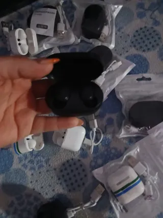 Cascos inalámbricos blancos y multicolor