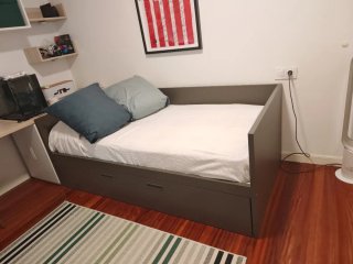 Cama nido, escritorio con almacenaje y cubos pared