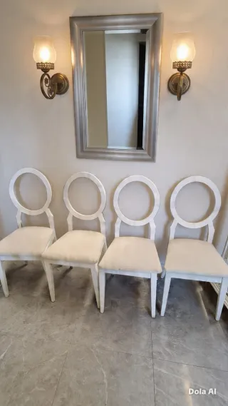 Juego de 4 Sillas Blancas con Aro Dorado