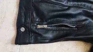 Cazadora de cuero negra