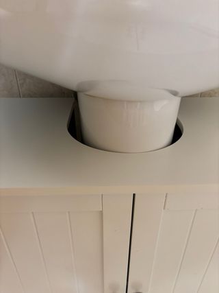 Mueble de baño blanco y beige