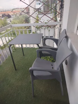 Mesa y 2 sillas terraza gris