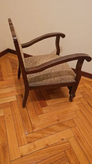 Sillón descalzadora tapizado floral