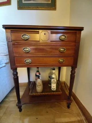 Mueble cubertero de madera vacio