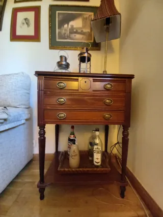 Mueble cubertero de madera vacio