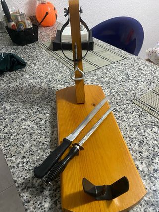 Jamonero con cuchillo y afilador