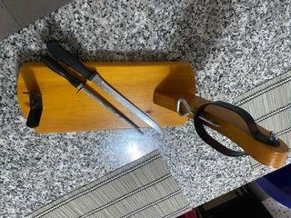 Jamonero con cuchillo y afilador