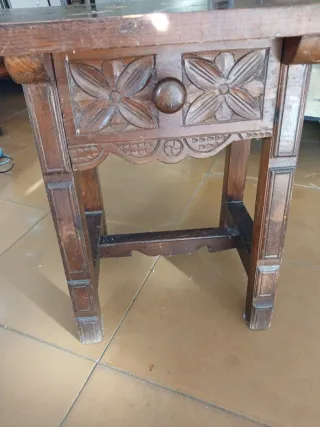 Mesita de noche antigua de madera maciza