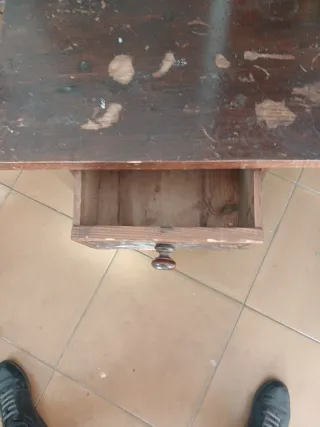Mesita de noche antigua de madera maciza