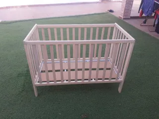 Cuna de bebé de madera