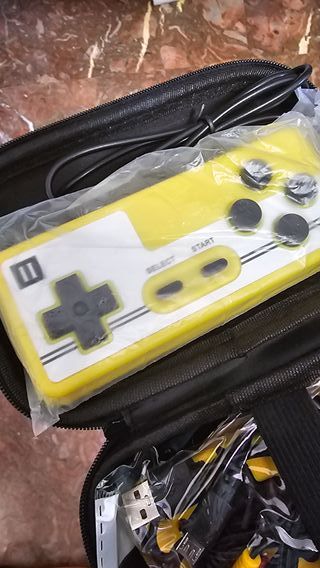 NHQZ Consola de Videojuegos Portátil Retro Amarilla con Mando y Estuche de Transporte