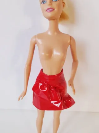 gonna Barbie di vernice rossa