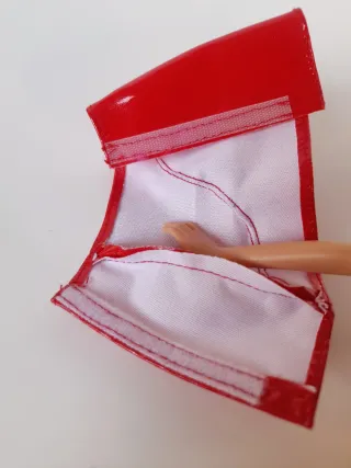 gonna Barbie di vernice rossa