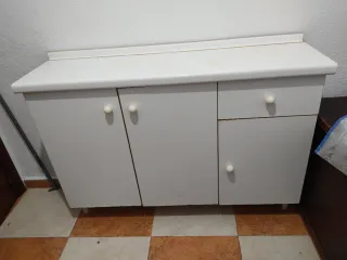 Mueble blanco con cajones y puertas