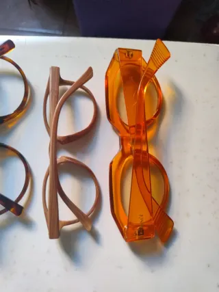 Monturas de gafas marrones y naranjas
