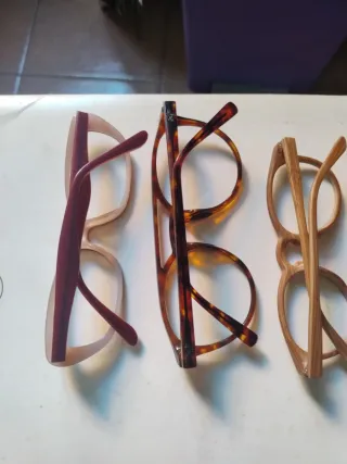 Monturas de gafas marrones y naranjas